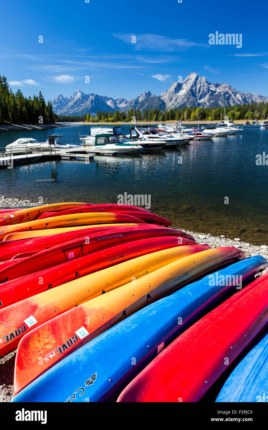 Gamma Teton; barche colorate; Colter Bay Marina; il lago Jackson; il Parco Nazionale del Grand Teton; Wyoming; USA Foto Stock