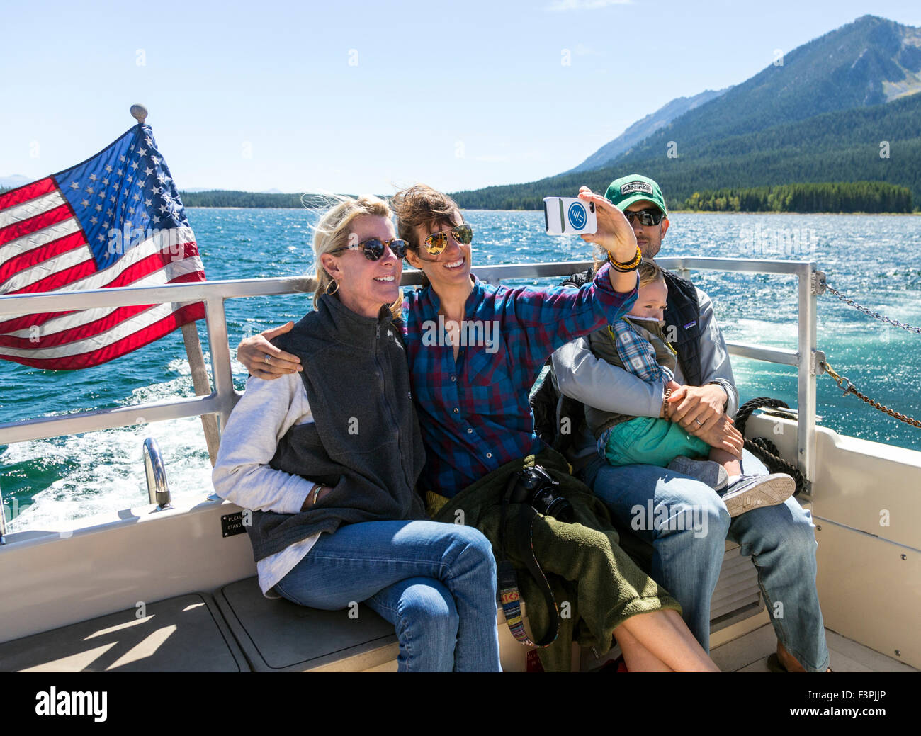 Famiglia tenendo selfie immagine su barche turistiche; il lago Jackson; il Parco Nazionale del Grand Teton; Wyoming; USA Foto Stock