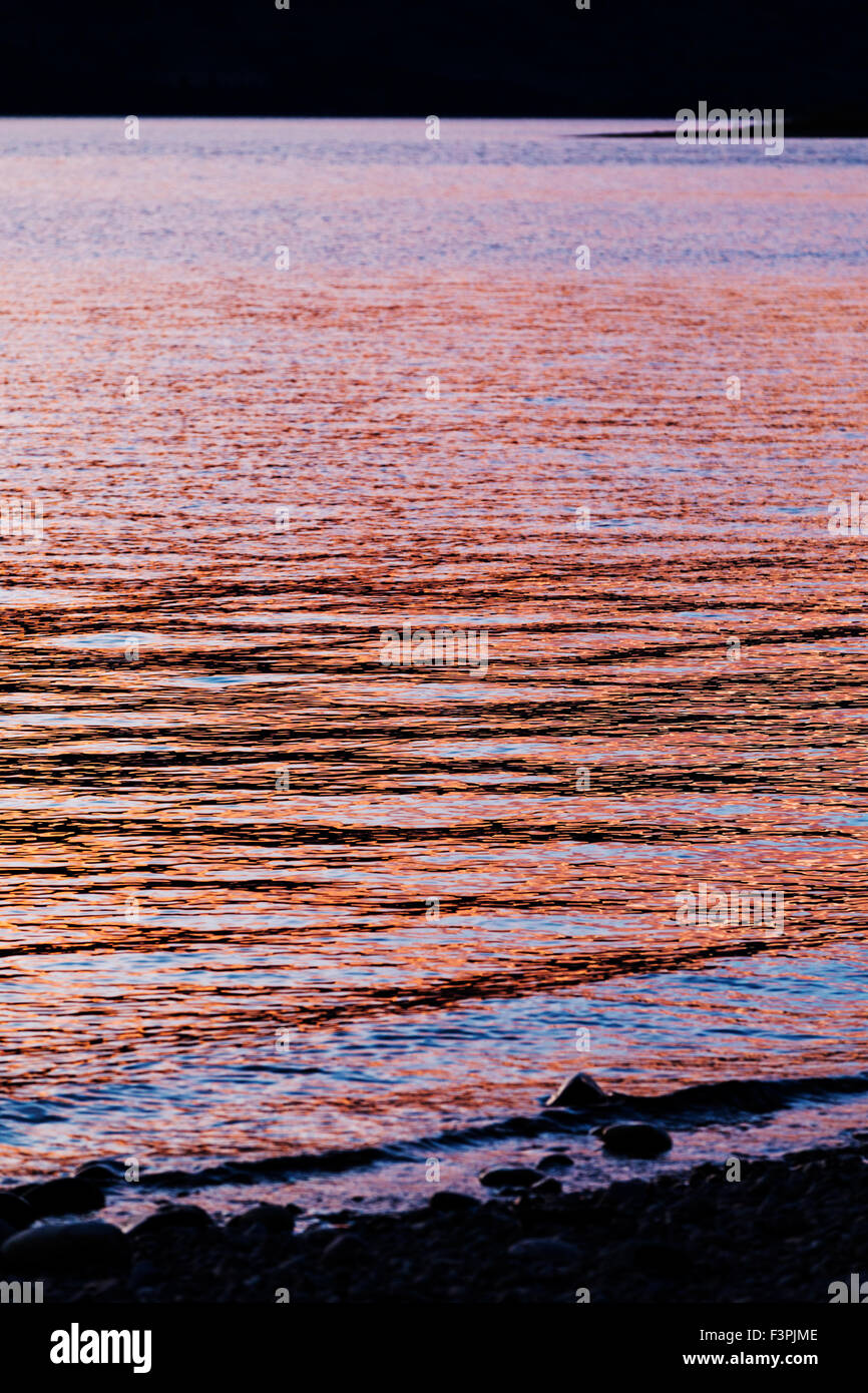 I colori del tramonto si riflettono nel lago Jackson; il Parco Nazionale del Grand Teton; Wyoming; USA Foto Stock