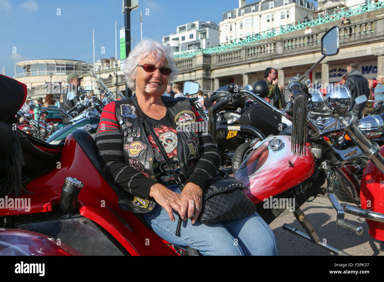 Madeira Drive, Brighton, East Sussex, Regno Unito. I pensionati Alan & Gwen Coomber (in questa immagine) arrivano sul loro trike personalizzato a Brightona 2015, un evento di beneficenza che ha raccolto fondi per il reparto cardiaco al Royal Sussex Hospital di Brighton.11th ottobre 2015 Foto Stock