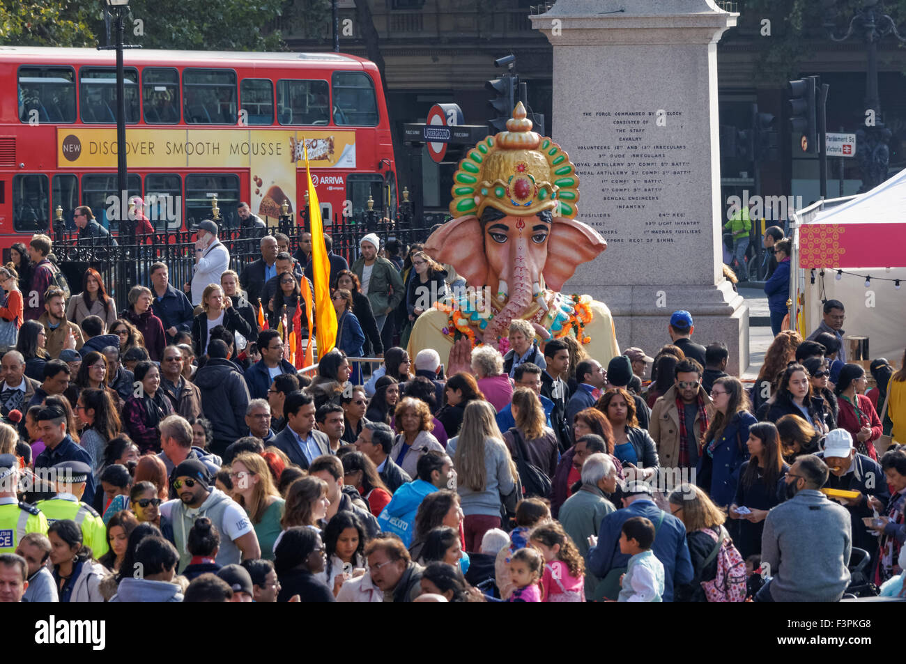 Ganesha statua durante il Diwali celebrazioni a Trafalgar Square, Londra England Regno Unito Regno Unito Foto Stock