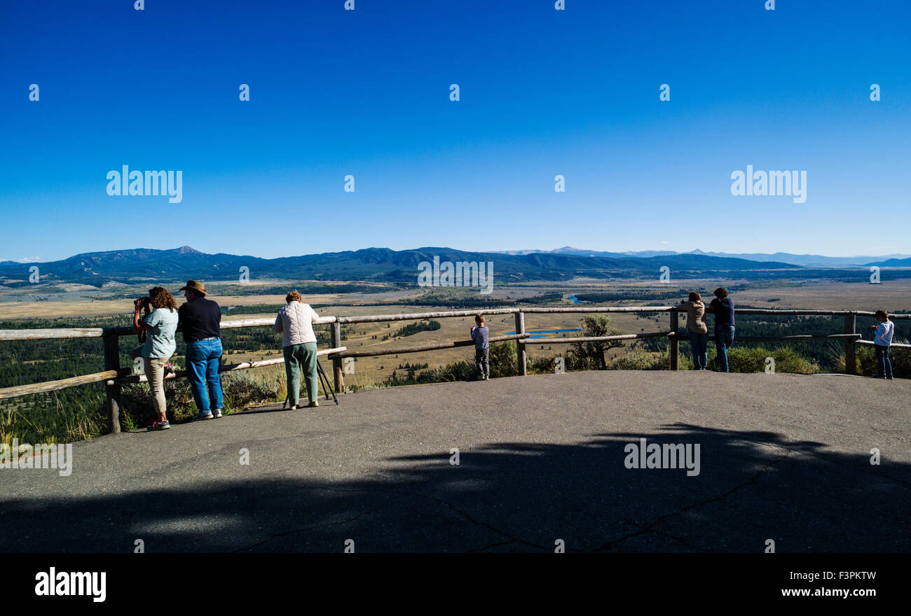 I visitatori al segnale di montagna; si affacciano sul Parco Nazionale di Grand Teton; Wyoming; USA Foto Stock