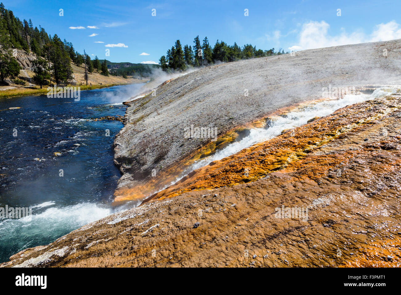 Midway Geyser Basin; hot springs il flusso al fiume Firehole; il Parco Nazionale di Yellowstone, Wyoming USA Foto Stock