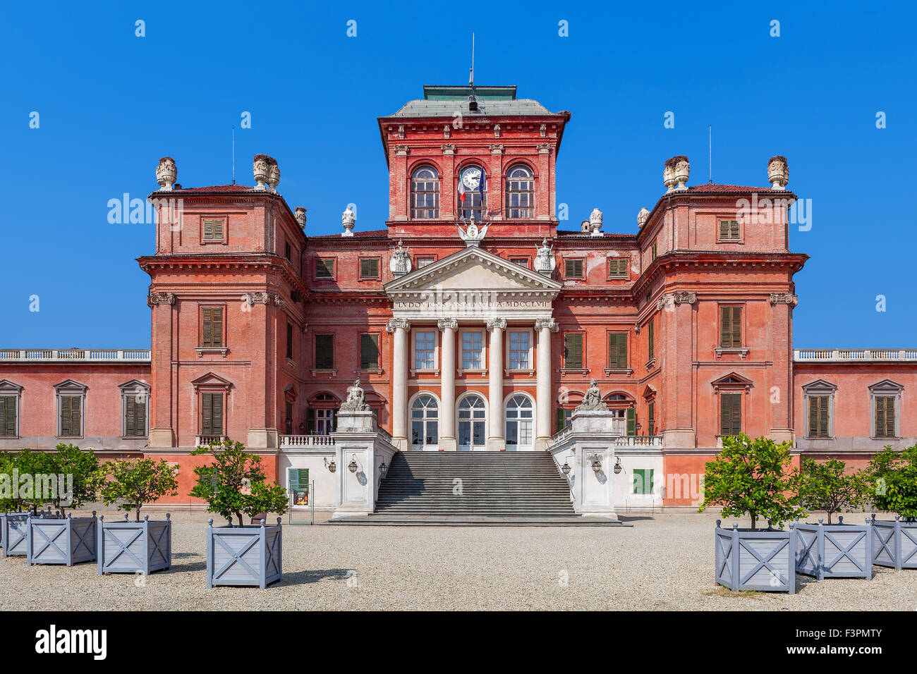 La facciata della reggia di Racconigi - ex residenza reale di casa Savoia in Piemonte, Italia settentrionale. Foto Stock