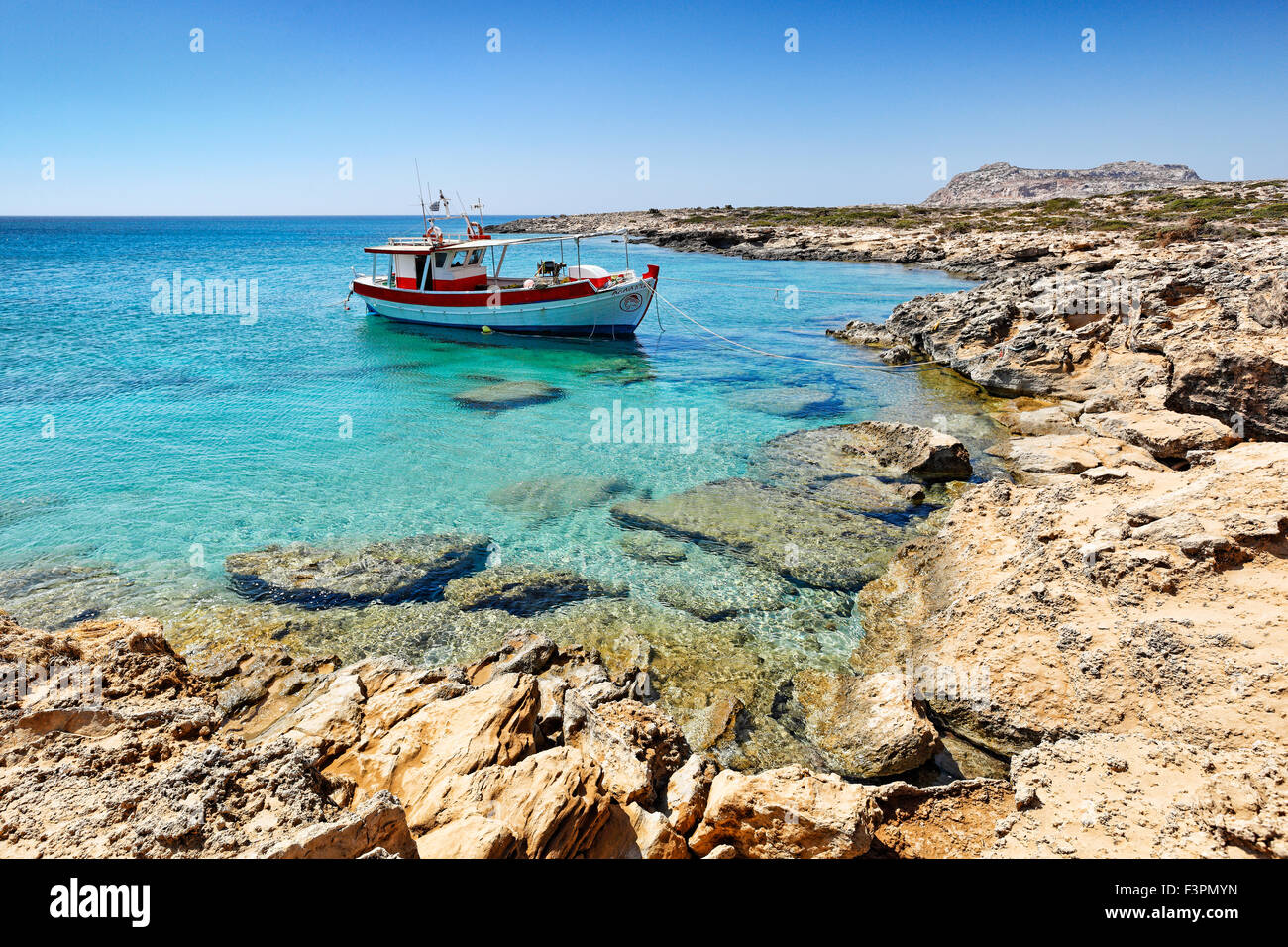 Una barca da pesca vicino a Diakofti in Karpathos, Grecia Foto Stock