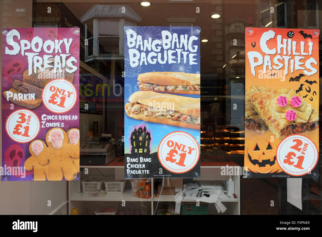 Halloween costumi e maschere sul display con offerte stagionali per la vendita Foto Stock