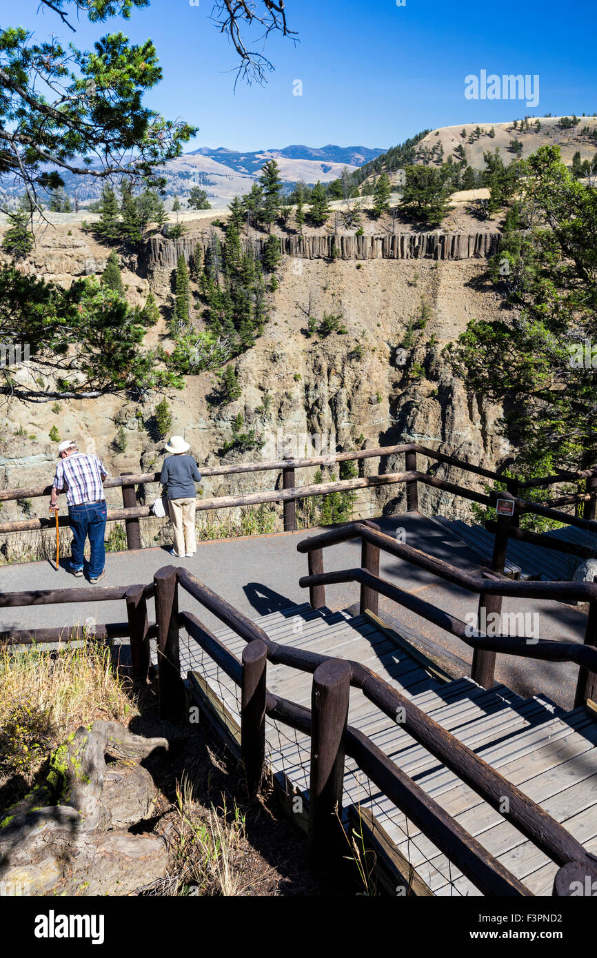 I turisti a si affacciano su piattaforma; Yellowstone River; il Grand Canyon di Yellowstone, il Parco Nazionale di Yellowstone, Wyoming USA Foto Stock