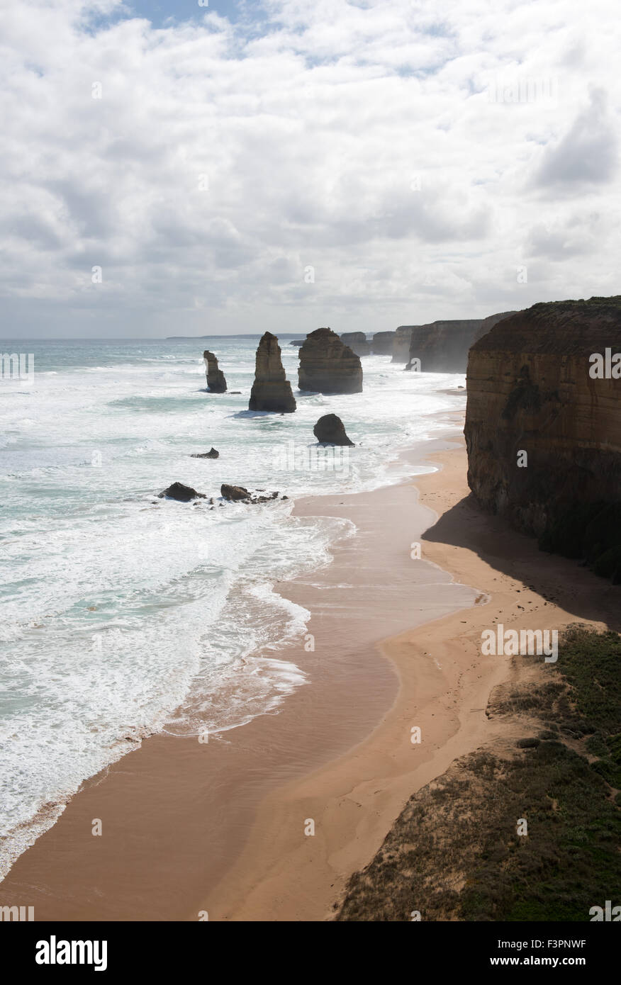 I dodici apostoli, adiacente al Great Ocean Road, Parco Nazionale di Port Campbell, Victoria, Australia Foto Stock