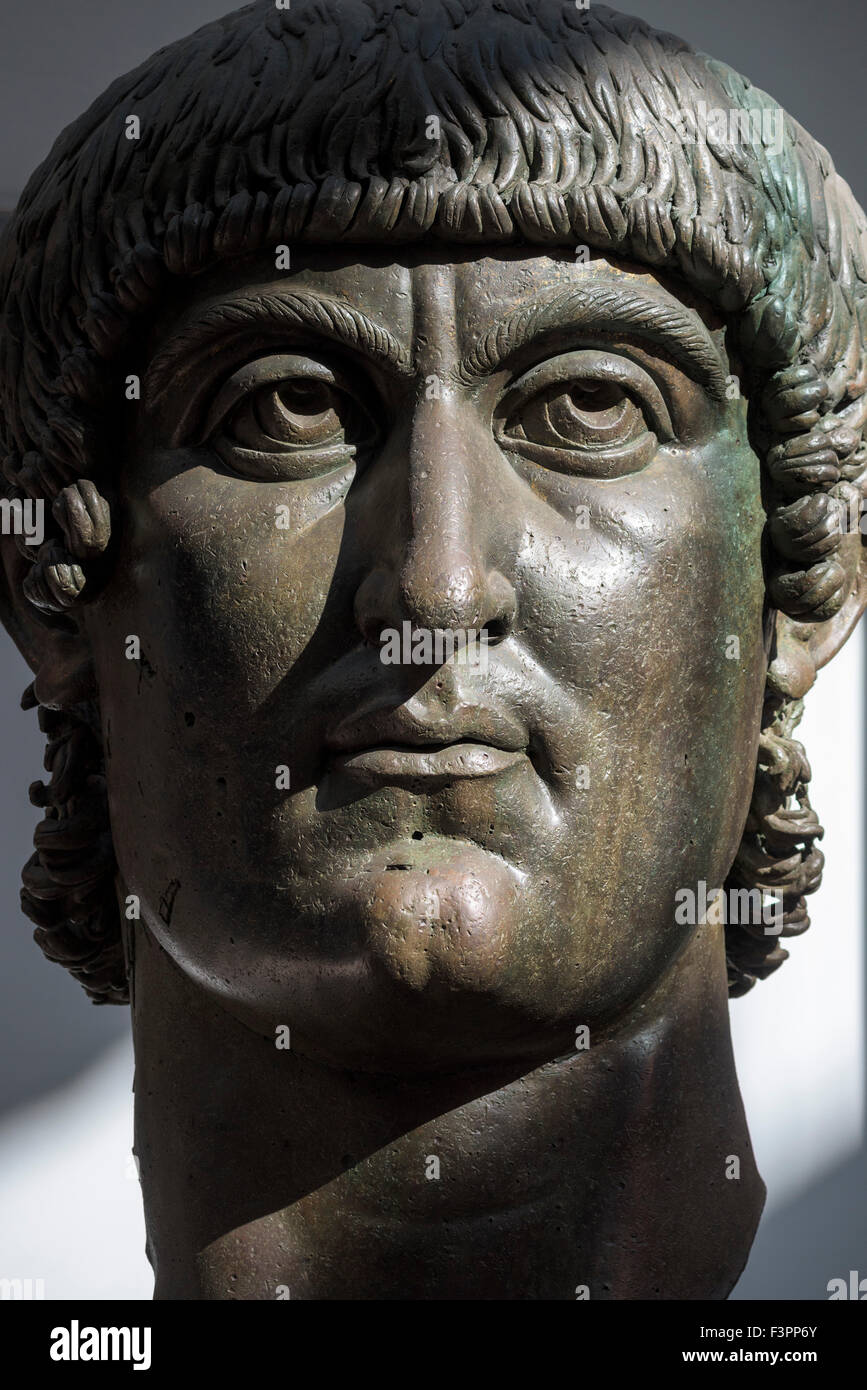 Roma. L'Italia. Museo Capitolino. Colossale testa in bronzo di Costantino il Grande, 4 C annuncio. Foto Stock