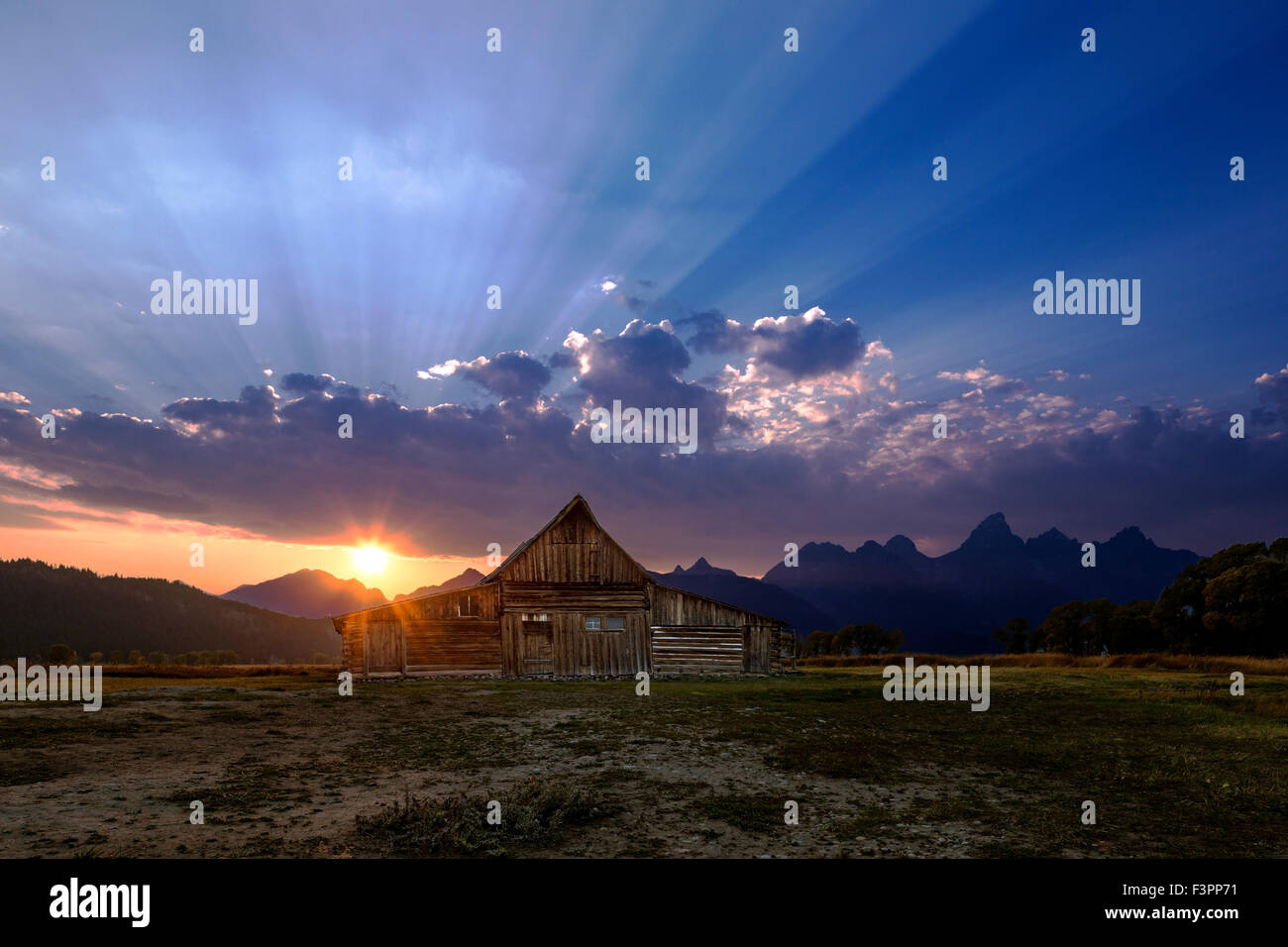 Tramonto storico Thomas Alma & Lucille Moulton barn; Moulton Homestead; Mormone fila distretto storico; il Parco Nazionale del Grand Teton Foto Stock