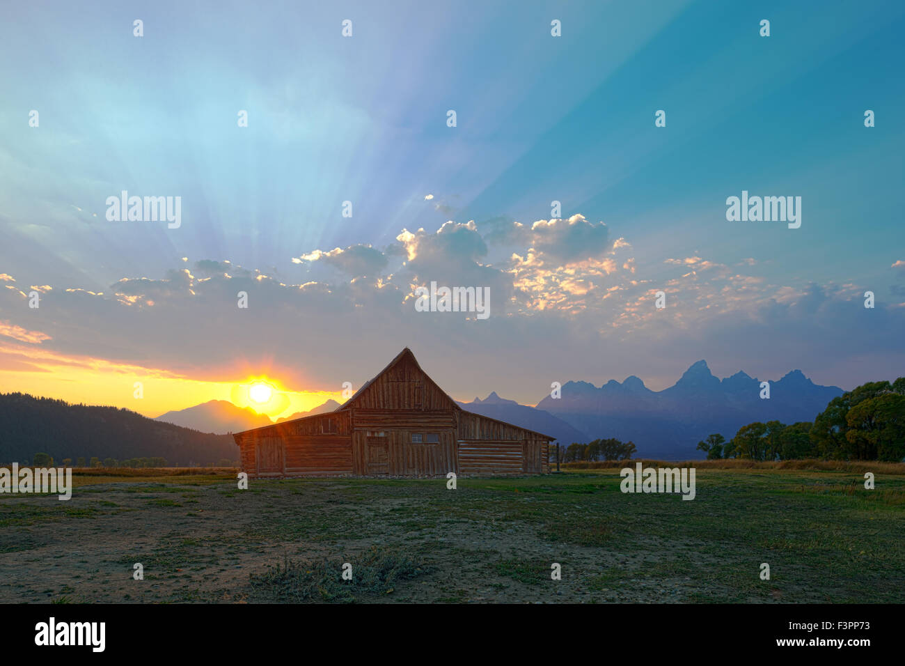 Tramonto storico Thomas Alma & Lucille Moulton barn; Moulton Homestead; Mormone fila distretto storico; il Parco Nazionale del Grand Teton Foto Stock