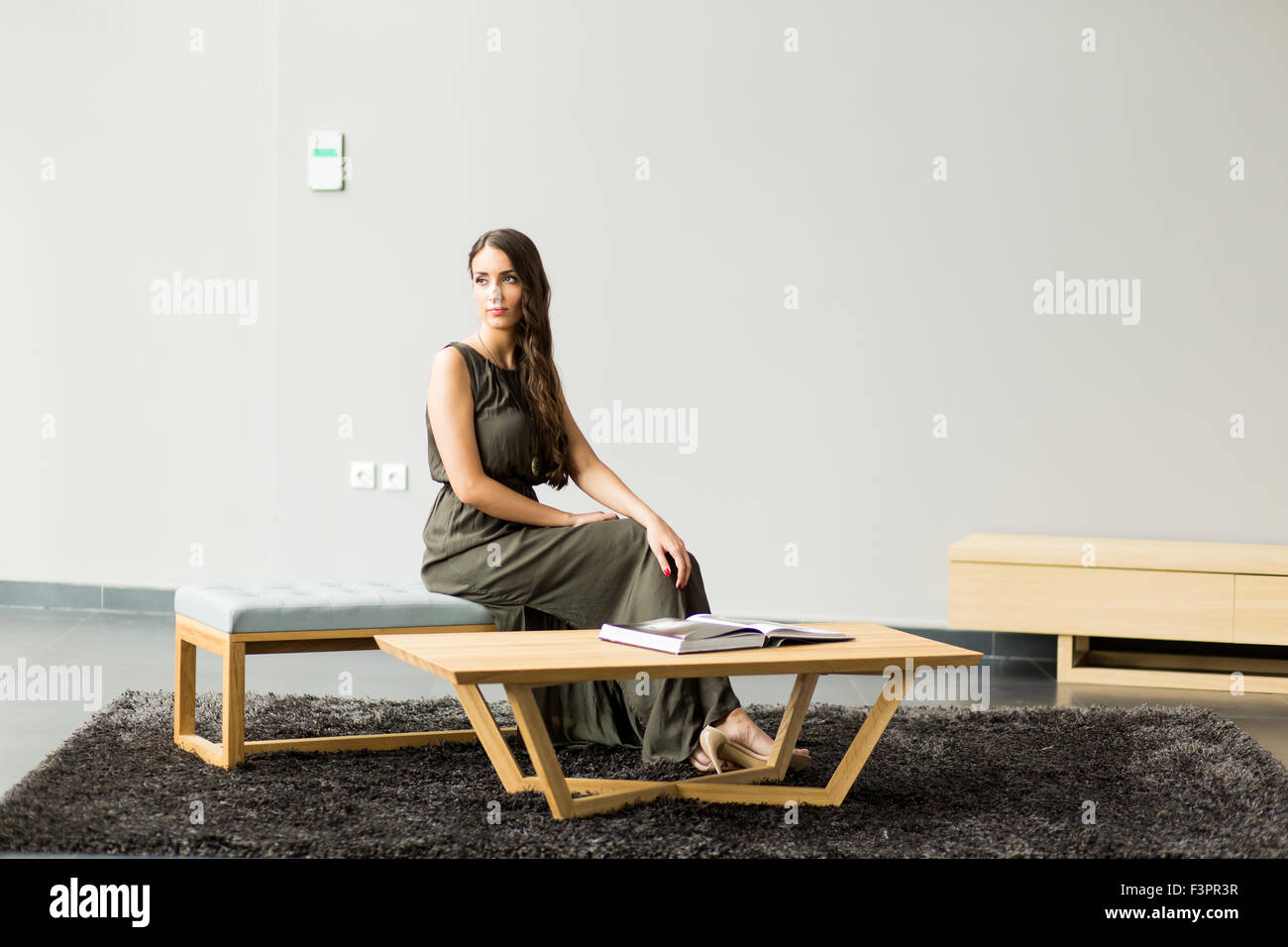 Piuttosto giovane donna in camera Foto Stock