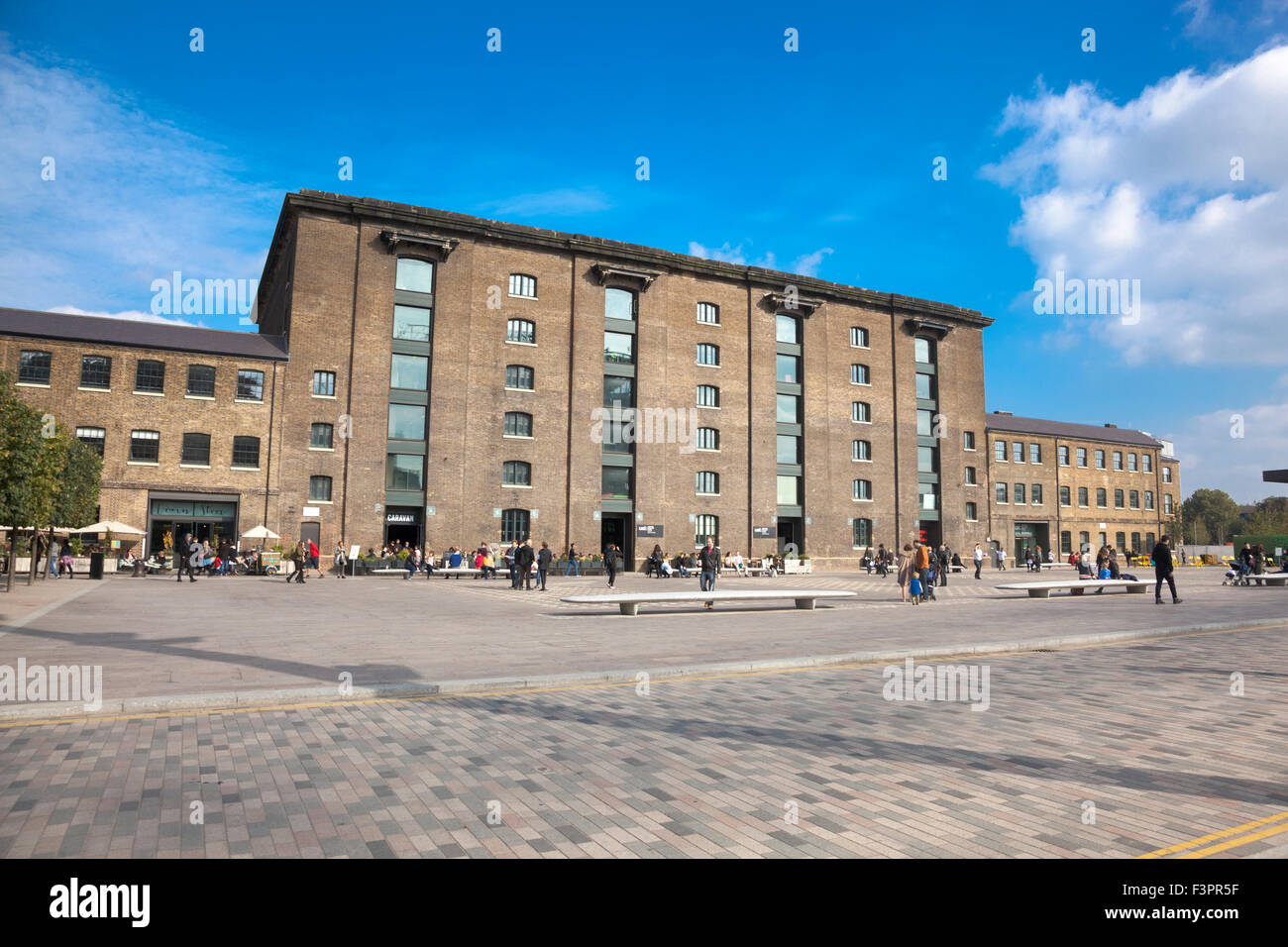 Granary Square e l'edificio Central Saint Martins a King's Cross, Londra, Inghilterra Foto Stock