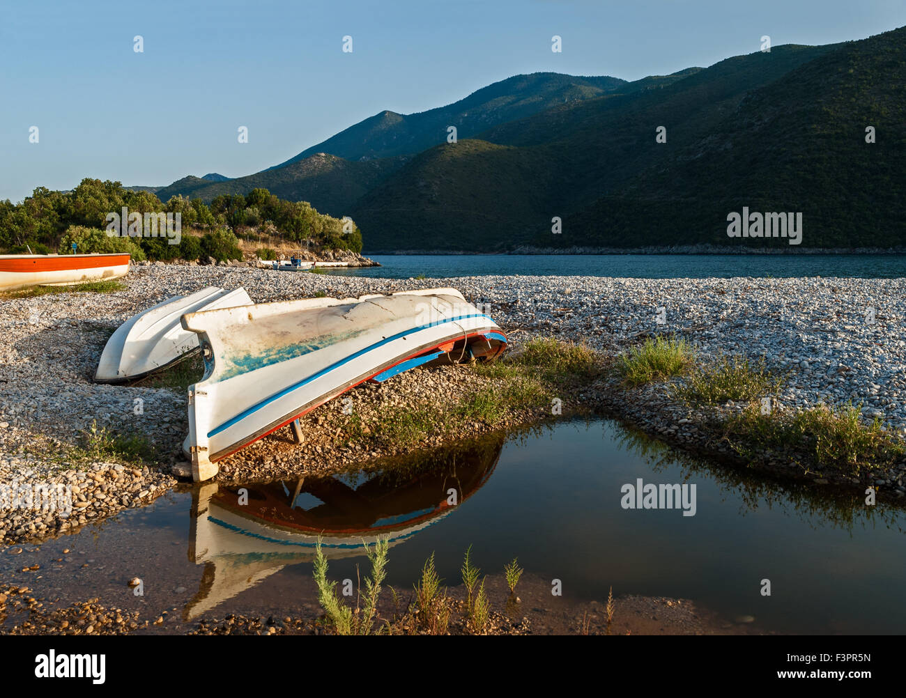 Varie Barche a sinistra su una spiaggia del Peloponneso, Grecia Foto Stock
