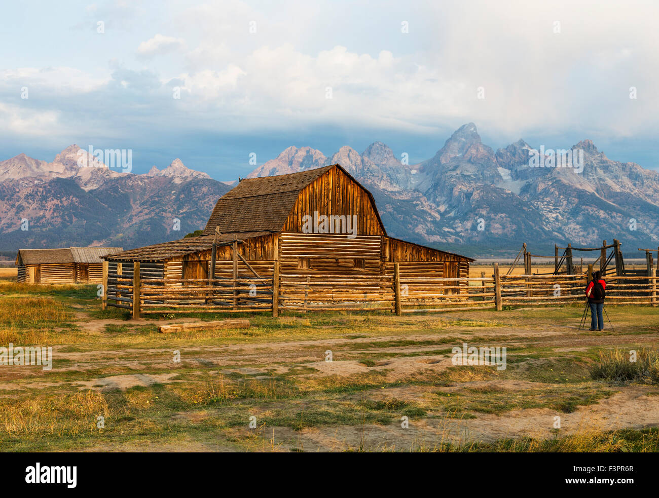 Fotografo femmina storico di cattura John Moulton Homestead (c 1910), Fila Mormone Historic District, Grand Teton National Park Foto Stock