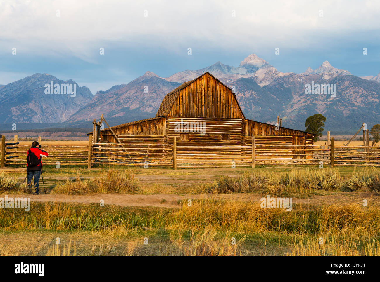 Fotografo femmina storico di cattura John Moulton Homestead (c 1910), Fila Mormone Historic District, Grand Teton National Park Foto Stock