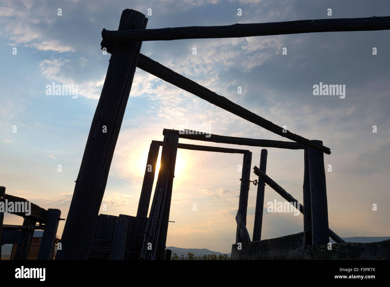 Sunrise; stalle & scherma storica; John Moulton Homestead (c 1910), Fila Mormone Historic District, il Parco Nazionale del Grand Teton WY Foto Stock