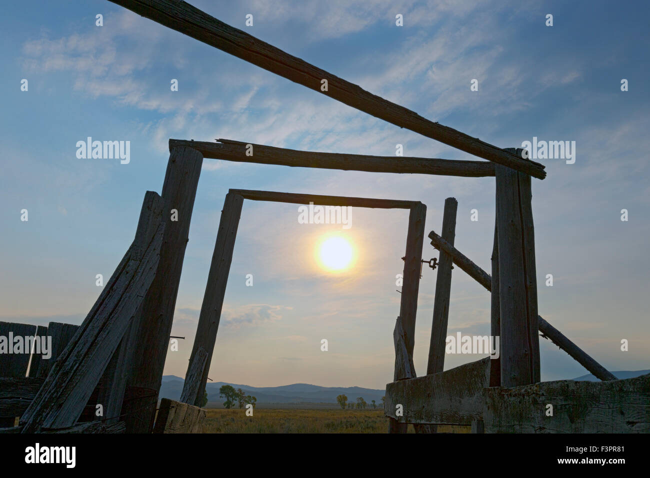 Sunrise; stalle & scherma storica; John Moulton Homestead (c 1910), Fila Mormone Historic District, il Parco Nazionale del Grand Teton WY Foto Stock