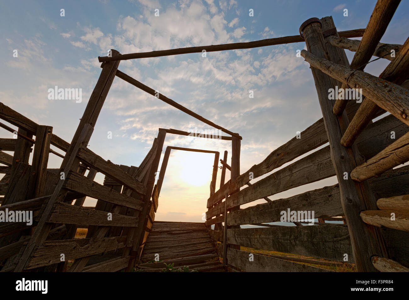 Sunrise; stalle & scherma storica; John Moulton Homestead (c 1910), Fila Mormone Historic District, il Parco Nazionale del Grand Teton WY Foto Stock