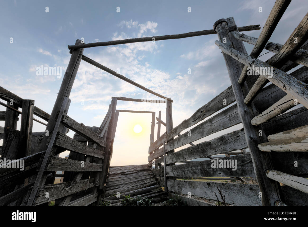 Sunrise; stalle & scherma storica; John Moulton Homestead (c 1910), Fila Mormone Historic District, il Parco Nazionale del Grand Teton WY Foto Stock