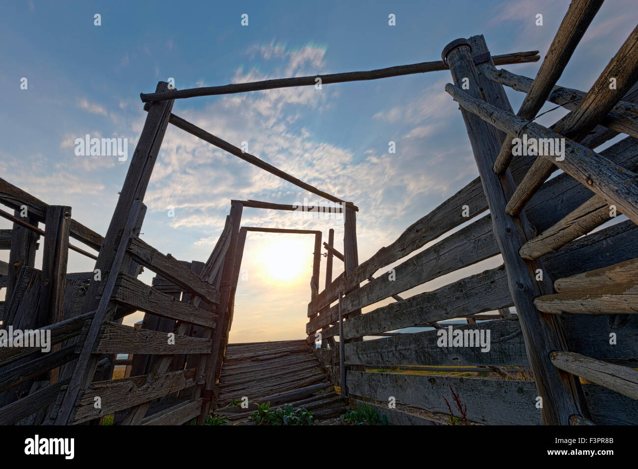 Sunrise; stalle & scherma storica; John Moulton Homestead (c 1910), Fila Mormone Historic District, il Parco Nazionale del Grand Teton WY Foto Stock