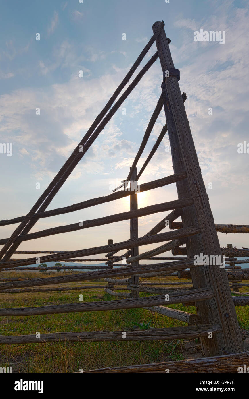 Sunrise; stalle & scherma storica; John Moulton Homestead (c 1910), Fila Mormone Historic District, il Parco Nazionale del Grand Teton WY Foto Stock