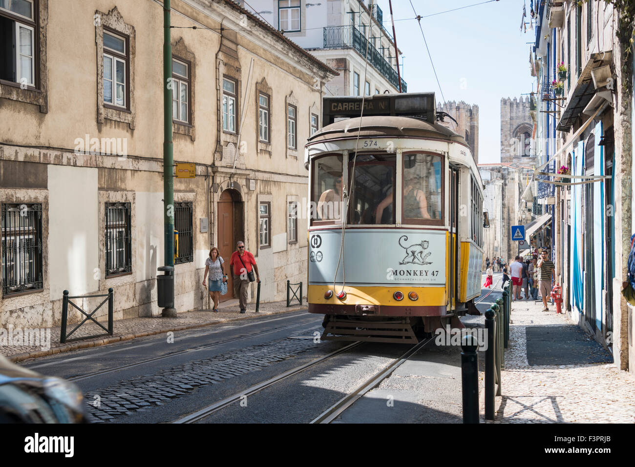 Lisbona, Portogallo - 26 settembre: persone non identificate in seduta il Giallo Il tram che passa per le strade del centro di Lisbona il Sep Foto Stock