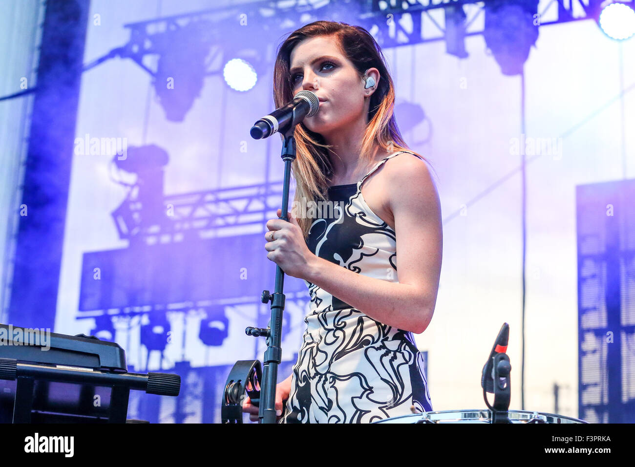 Music Artista ECHOSMITH esegue presso il Red Hat anfiteatro nella Carolina del Nord. Echosmith è un americano di indie pop band formata nel febbraio 2009 in Chino, California. La band è composta da quattro fratelli: Graham, Sydney, Noè, e Jamie Sierota. Echosmith firmato al Warner Bros Record nel maggio 2012. Essi sono più noti per la loro canzone "Cool Kids", che ha raggiunto il numero 13 sul tabellone per le affissioni 100 caldi ed è stato certificato doppio platino dalla RIAA con oltre 1.200.000 di vendite negli Stati Uniti e doppio platino anche da aria in Australia. Foto Stock