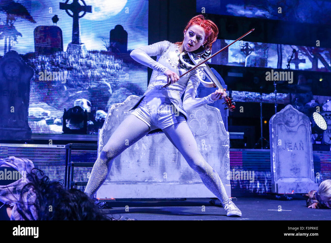 Music Artista LINDSEY STIRLING esegue presso il Red Hat anfiteatro nella Carolina del Nord. Lindsey Stirling (nato il 21 settembre 1986) è un violinista americana, ballerina, performance di artista e compositore. Essa presenta la coreografia violino esibizioni dal vivo ed in musica video trovato sul suo canale di YouTube, Lindsey Stirling, che ella ha introdotto nel 2007. Foto Stock