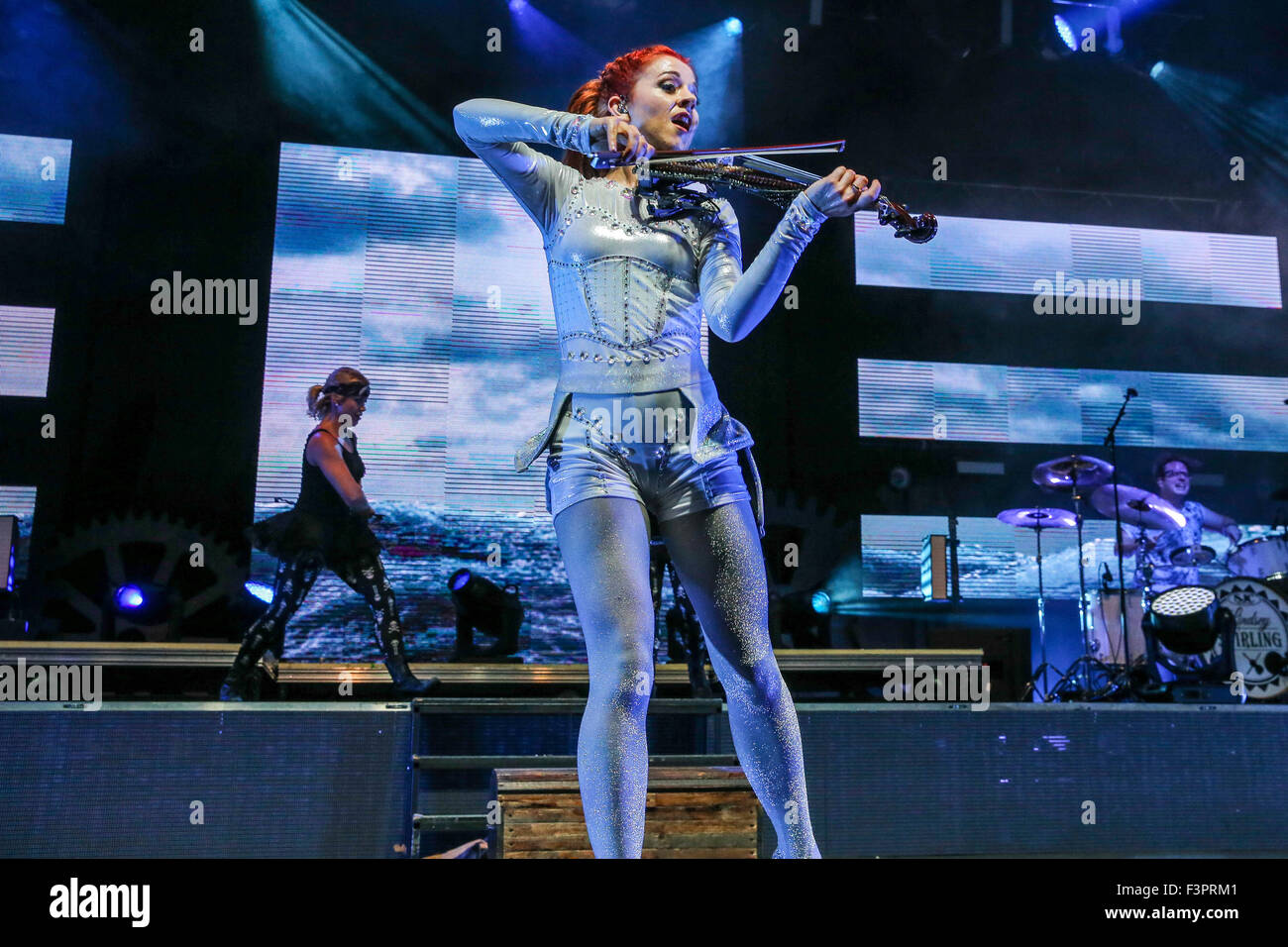 Music Artista LINDSEY STIRLING esegue presso il Red Hat anfiteatro nella Carolina del Nord. Lindsey Stirling (nato il 21 settembre 1986) è un violinista americana, ballerina, performance di artista e compositore. Essa presenta la coreografia violino esibizioni dal vivo ed in musica video trovato sul suo canale di YouTube, Lindsey Stirling, che ella ha introdotto nel 2007. Foto Stock