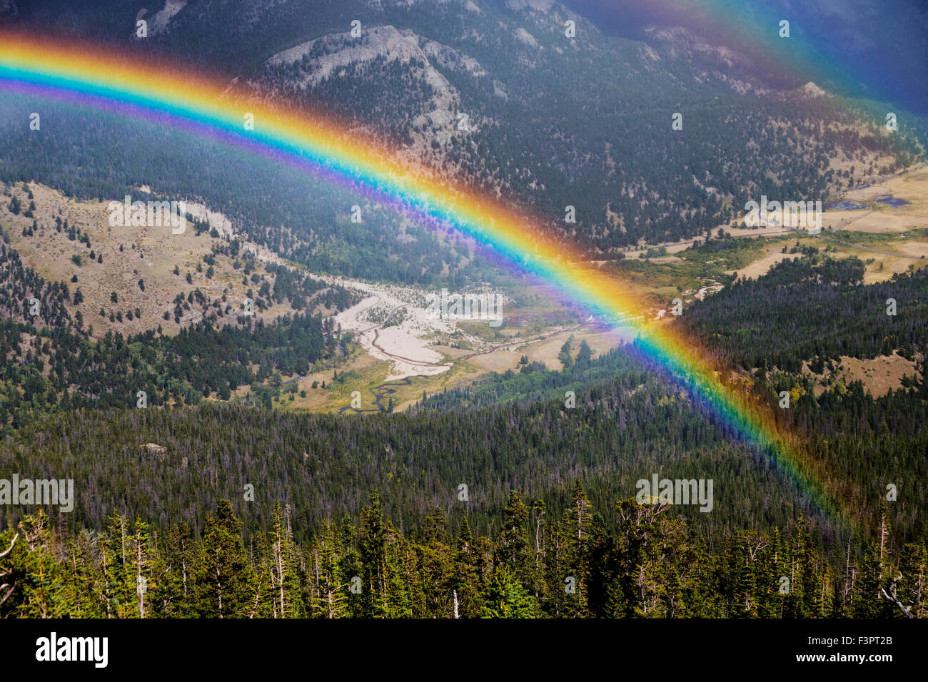 Pieno; vibrante; rainbow; Rainbow curva; Rocky Mountain National Park; Colorado; USA Foto Stock