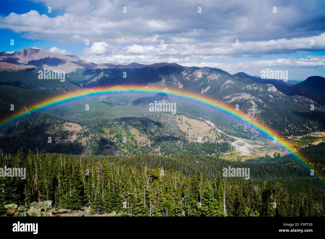 Pieno; vibrante; rainbow; Rainbow curva; Rocky Mountain National Park; Colorado; USA Foto Stock