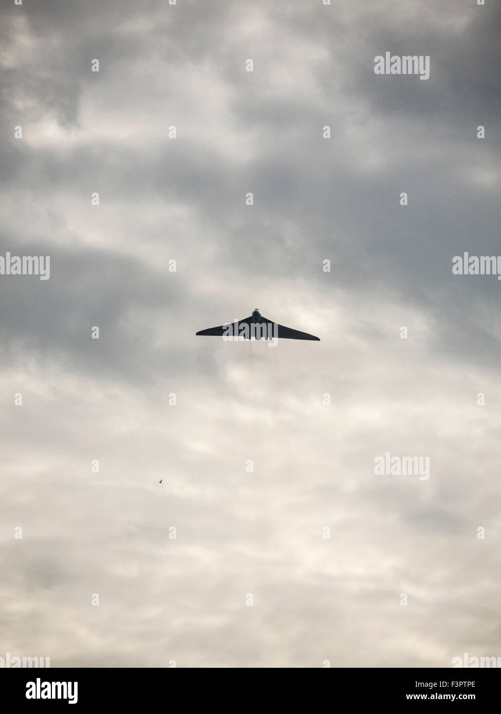 Leamington Spa, Regno Unito. Undicesimo oct, 2015. Uno dei xh558 Avro Vulcan ultimi voli come esso tours il nord e il sud del Regno Unito al di sopra del decimo e undicesimo di ottobre 2015. La RAF Avro Vulcan jet-powered strategica bombardiere nucleare è stata utilizzata dalla Royal Air Force durante la guerra fredda e la guerra delle Falklands. Esso ha operato tra il 1956 e il 1984. Credito: Dan Tucker/Alamy Live News Foto Stock