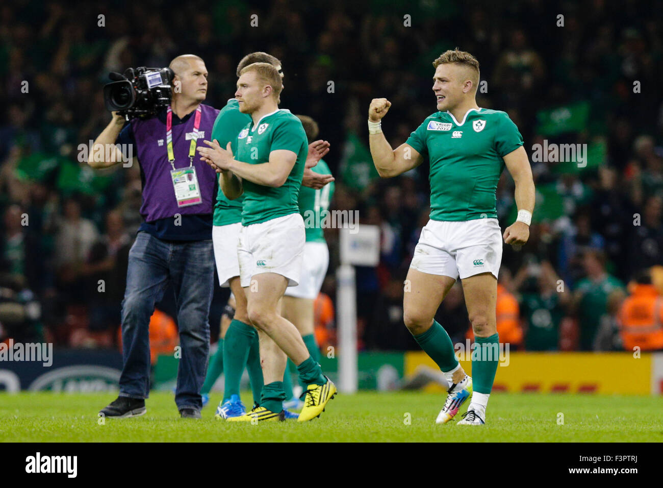 Millennium Stadium di Cardiff, Galles. Undicesimo oct, 2015. Coppa del Mondo di rugby. Francia contro l'Irlanda. In Irlanda la sostituzione outhalf Ian Madigan celebra la vittoria a tempo pieno credito: Azione Sport Plus/Alamy Live News Foto Stock