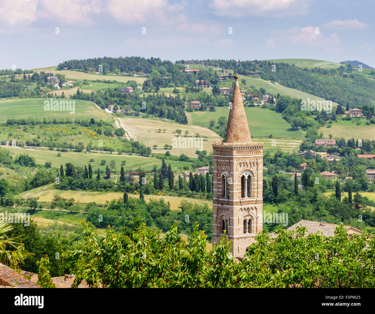 L'Italia, Emilia-Romagna, Urbino - una guglia visto contro il paesaggio circostante. Foto Stock