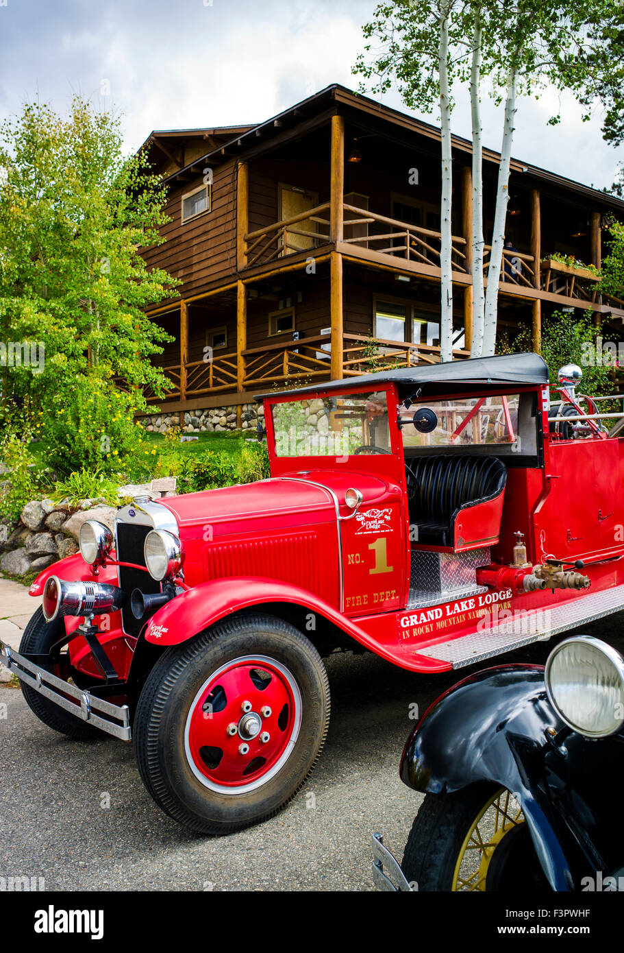 Due antichi vintage Ford autos; storico Grand Lake Lodge; vicino al Parco Nazionale delle Montagne Rocciose; Colorado; USA Foto Stock