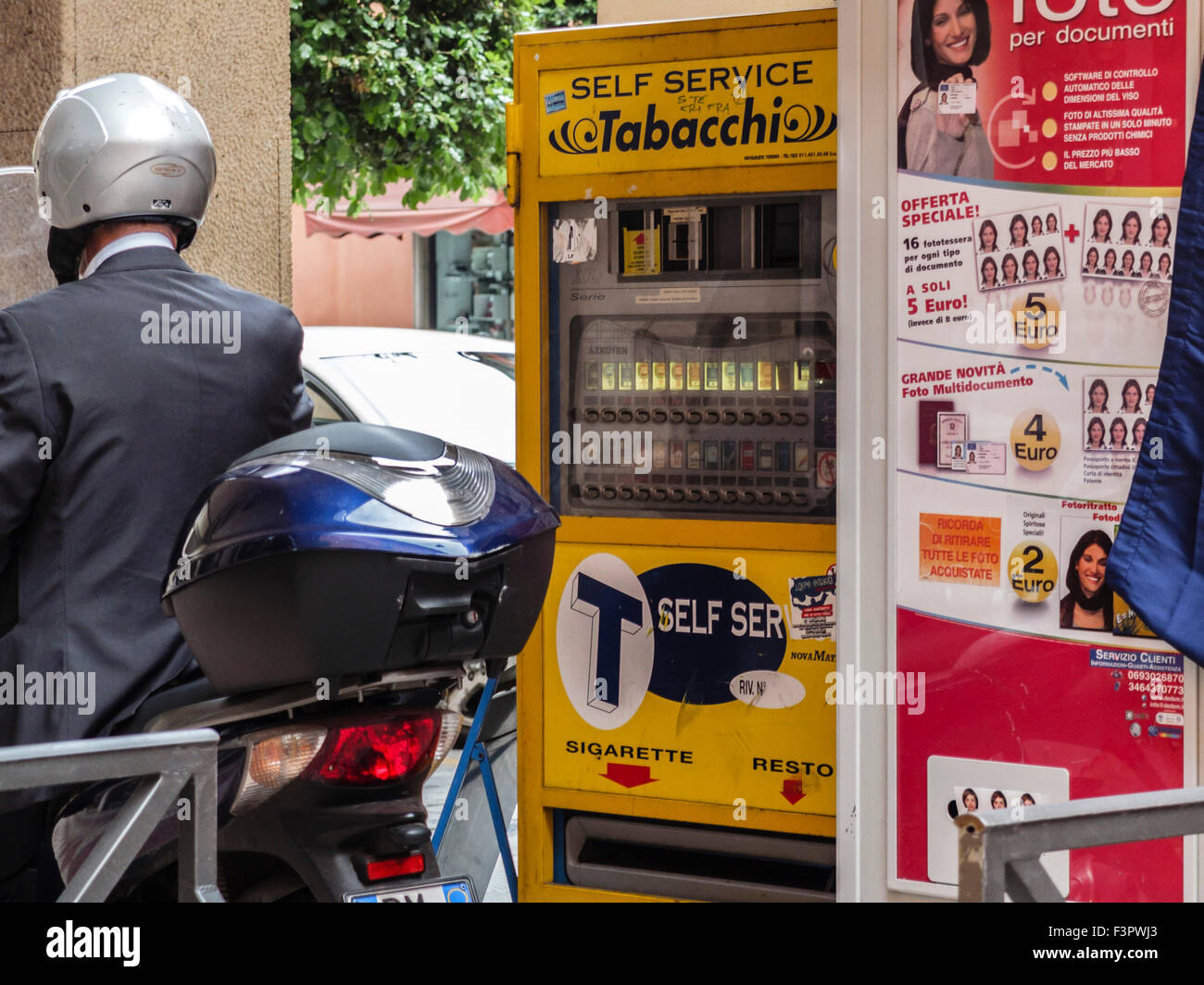 L'Italia, regione Emilia-Romagna, Bologna - street distributori automatici di sigarette e foto tessera. Foto Stock