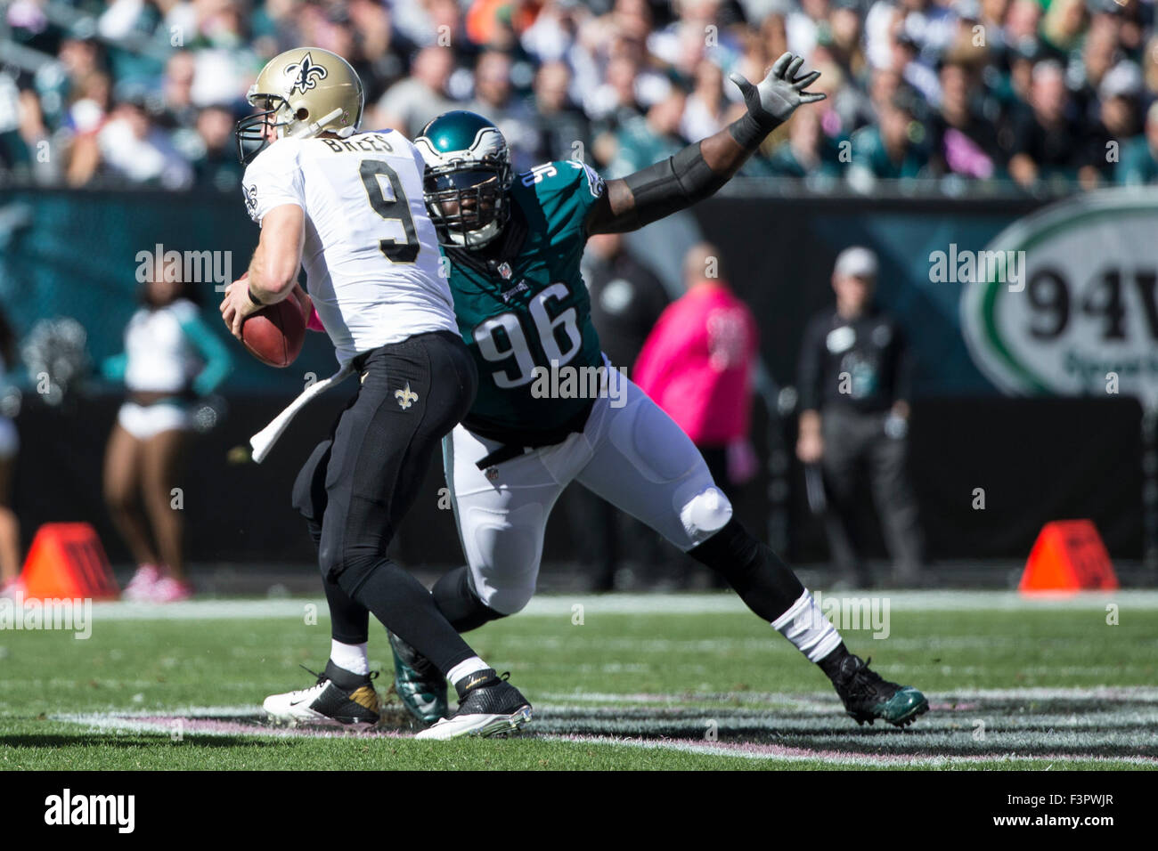 Philadelphia, Pennsylvania, USA. Undicesimo oct, 2015. Philadelphia Eagles naso affrontare Bennie Logan (96) va dopo New Orleans Saints quarterback Drew Brees (9) durante il gioco di NFL tra New Orleans Saints e Philadelphia Eagles al Lincoln Financial Field di Philadelphia, Pennsylvania. Christopher Szagola/CSM/Alamy Live News Foto Stock