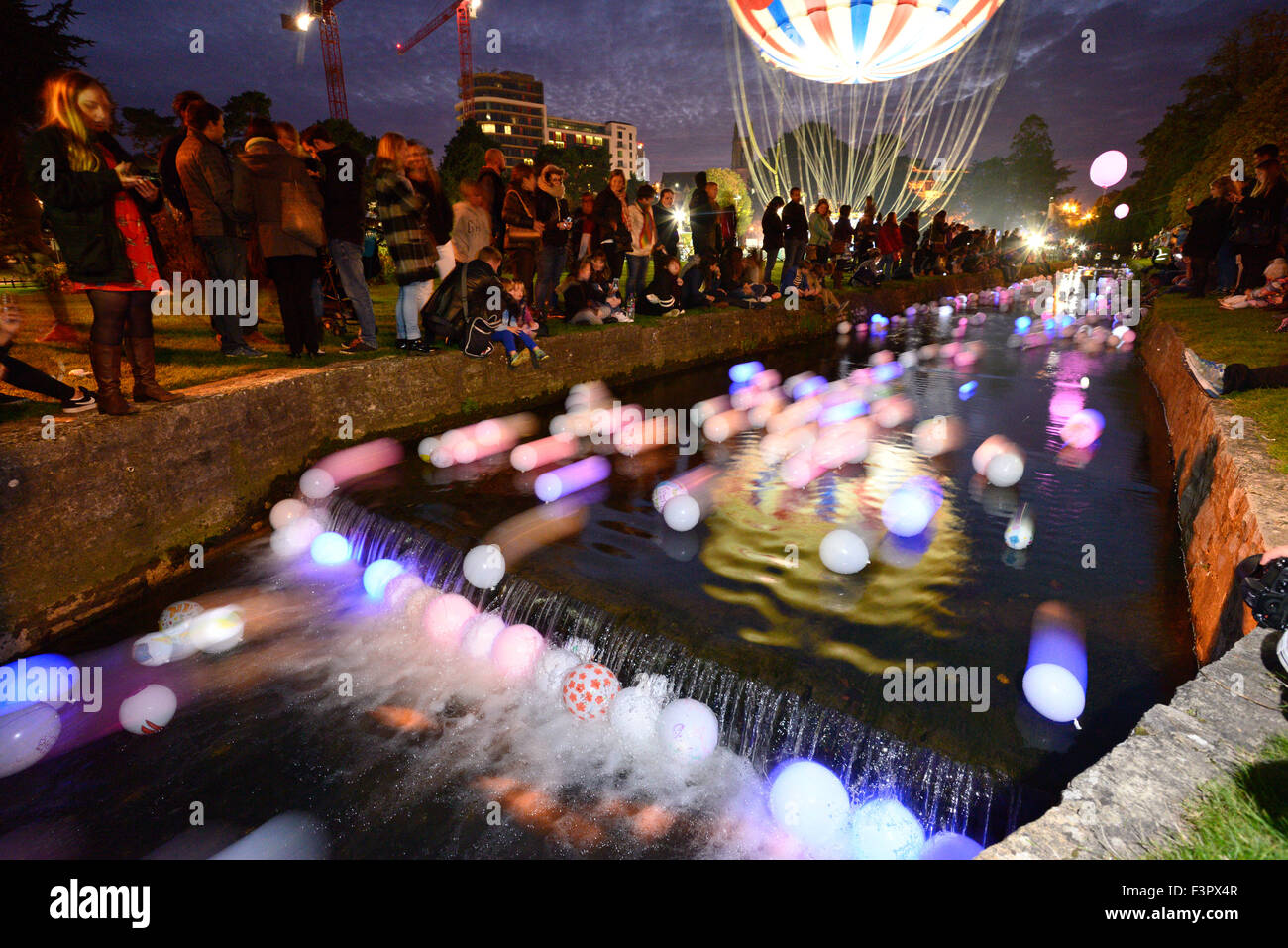 Bournemouth Dorset, Regno Unito - 11 ottobre 2015. Creatmosphere - Un fiume di luce a Bournemouth Lower Gardens, Bournemouth Dorset, Regno Unito. La manifestazione fa parte del Bournemouth Arts da mare Festival. Gli oggetti fluttuanti sono stati creati durante il giorno e sono state lanciate sul fiume Bourne a 7pm, che ha illuminato il fiume come hanno fatto galleggiare verso il basso flusso di fronte a centinaia di spettatori schierati lungo la riva del fiume - Picture: Graham Hunt/Alamy Live News Foto Stock