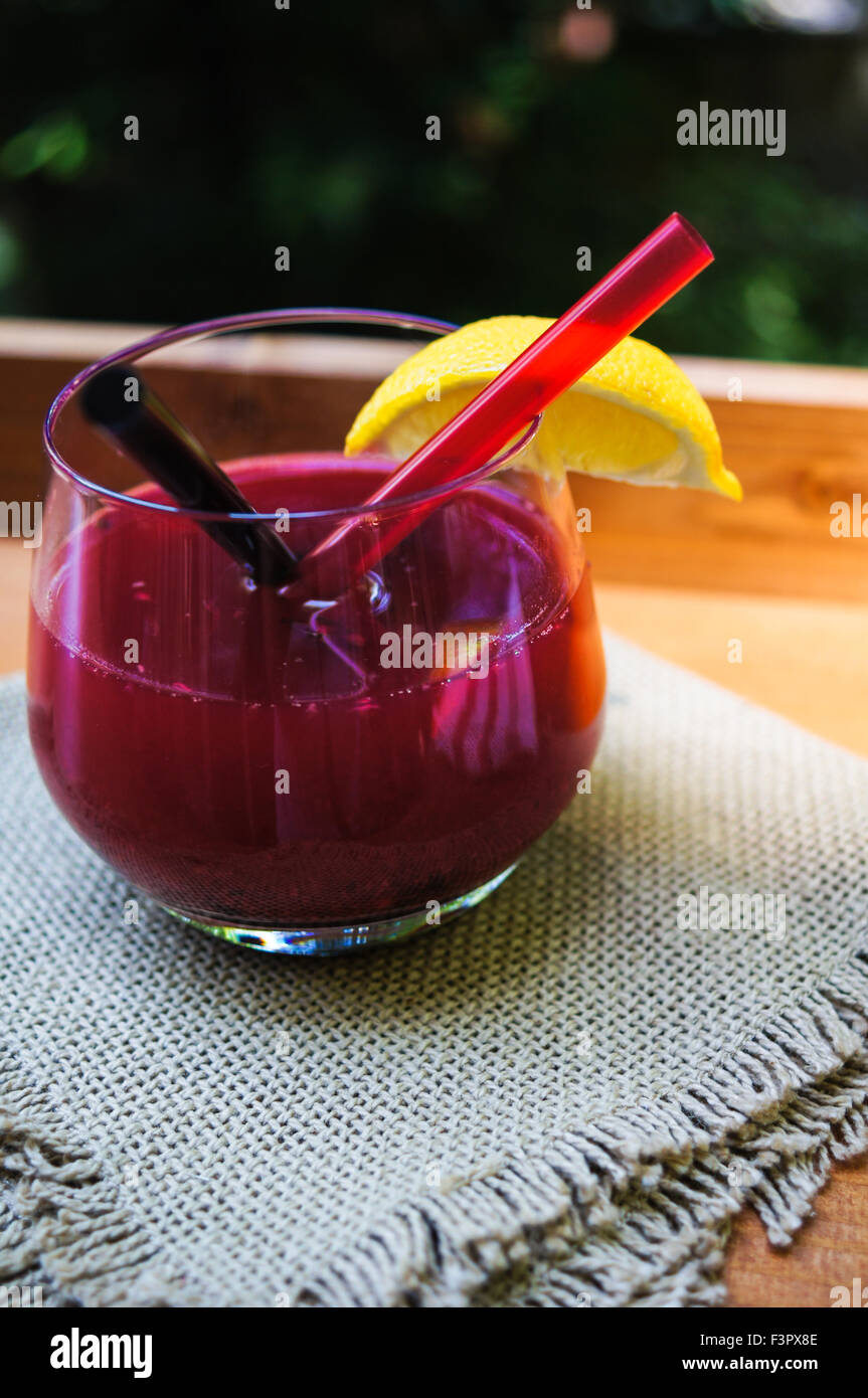 Cocktail rosso arancio con il pezzo, il fuoco selettivo Foto Stock