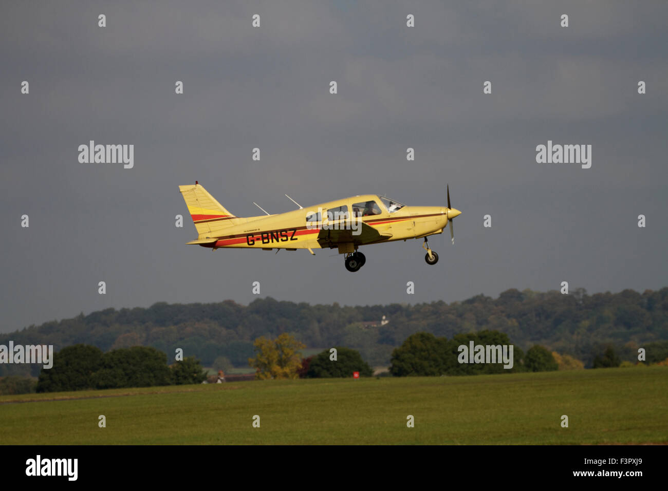 Luce propulsori singolo aeromobile appena dopo il decollo da Wolverhampton Halfpenny Green Airport.UK Foto Stock