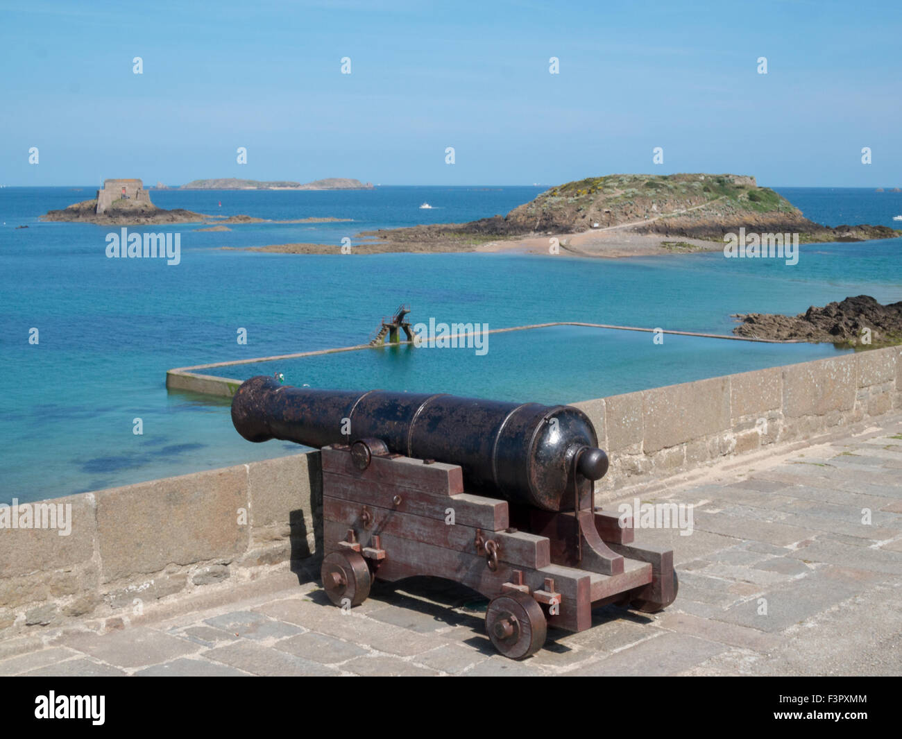 Vecchio canonico di Saint-Malo parete della città con il mare turchese in background Foto Stock