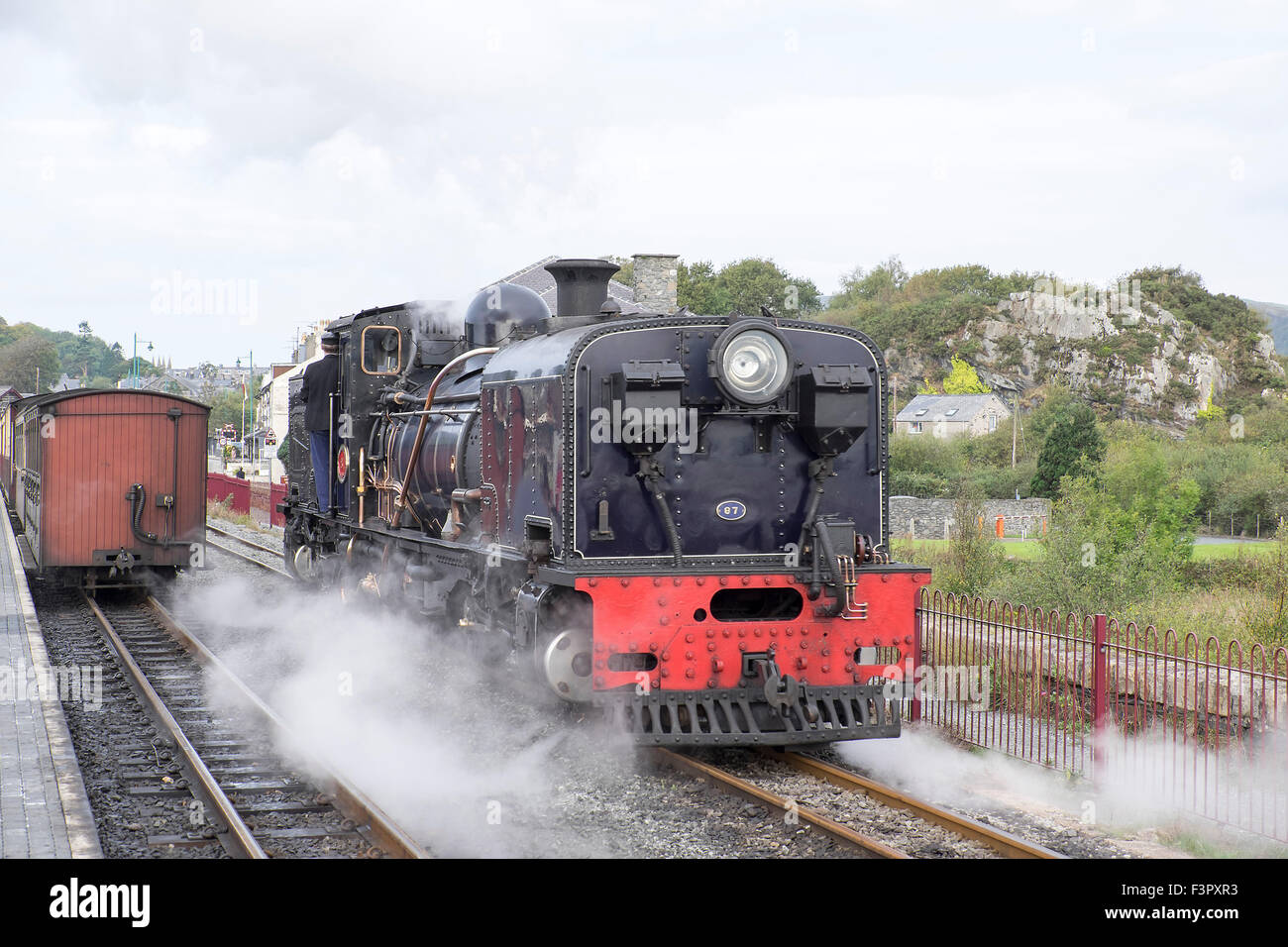 Motori a vapore vi attendono i treni sul patrimonio gallese e Ffestiniog Railway, Porthmadog. Foto Stock