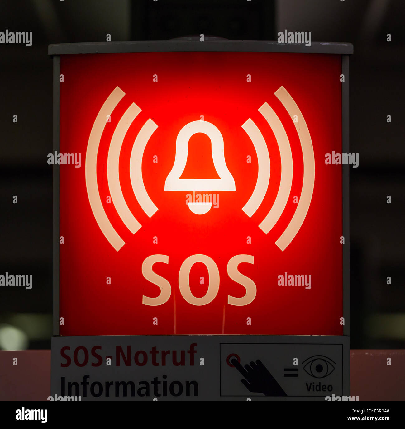 Segnale di informazione per aiutare SOS Foto Stock