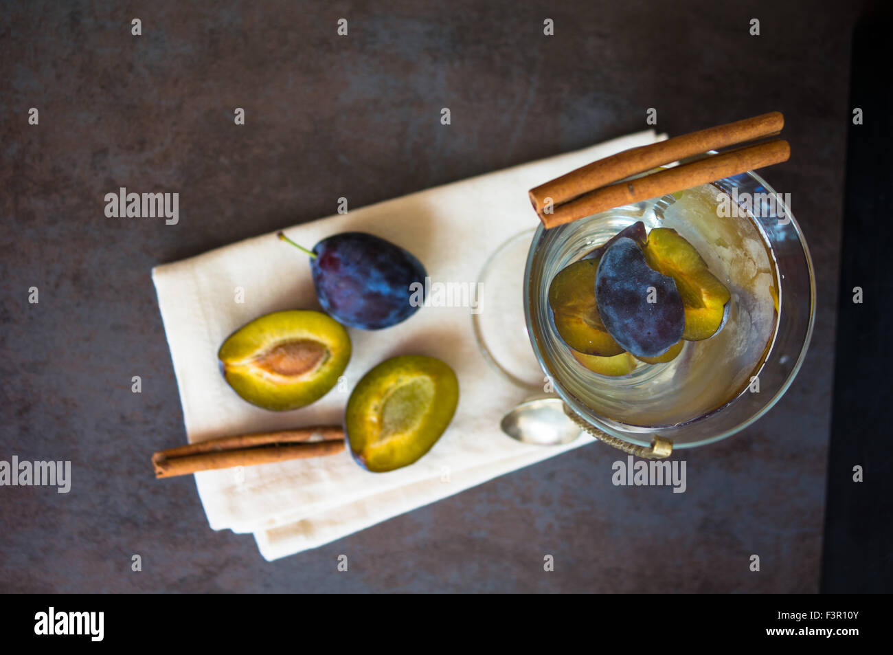 Prugna detox lemonade con cannella e spezie anice, stile vintage Foto Stock