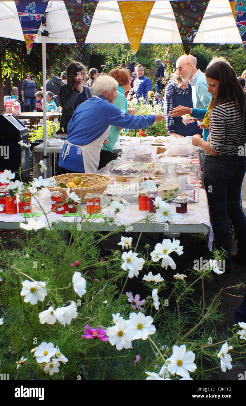 Un bunting disseminata bancarella vendendo torte e marmellate a una comunità Apple Day festival in Sheffield, Yorkshire, Inghilterra, Regno Unito - autunno Foto Stock
