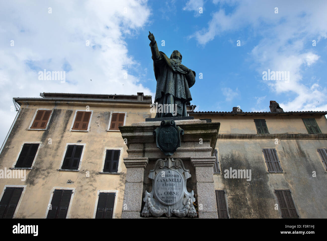 Statua di Monsignore Casanelli d'Istria sulla piazza principale, Vico, Corsica, Francia Foto Stock