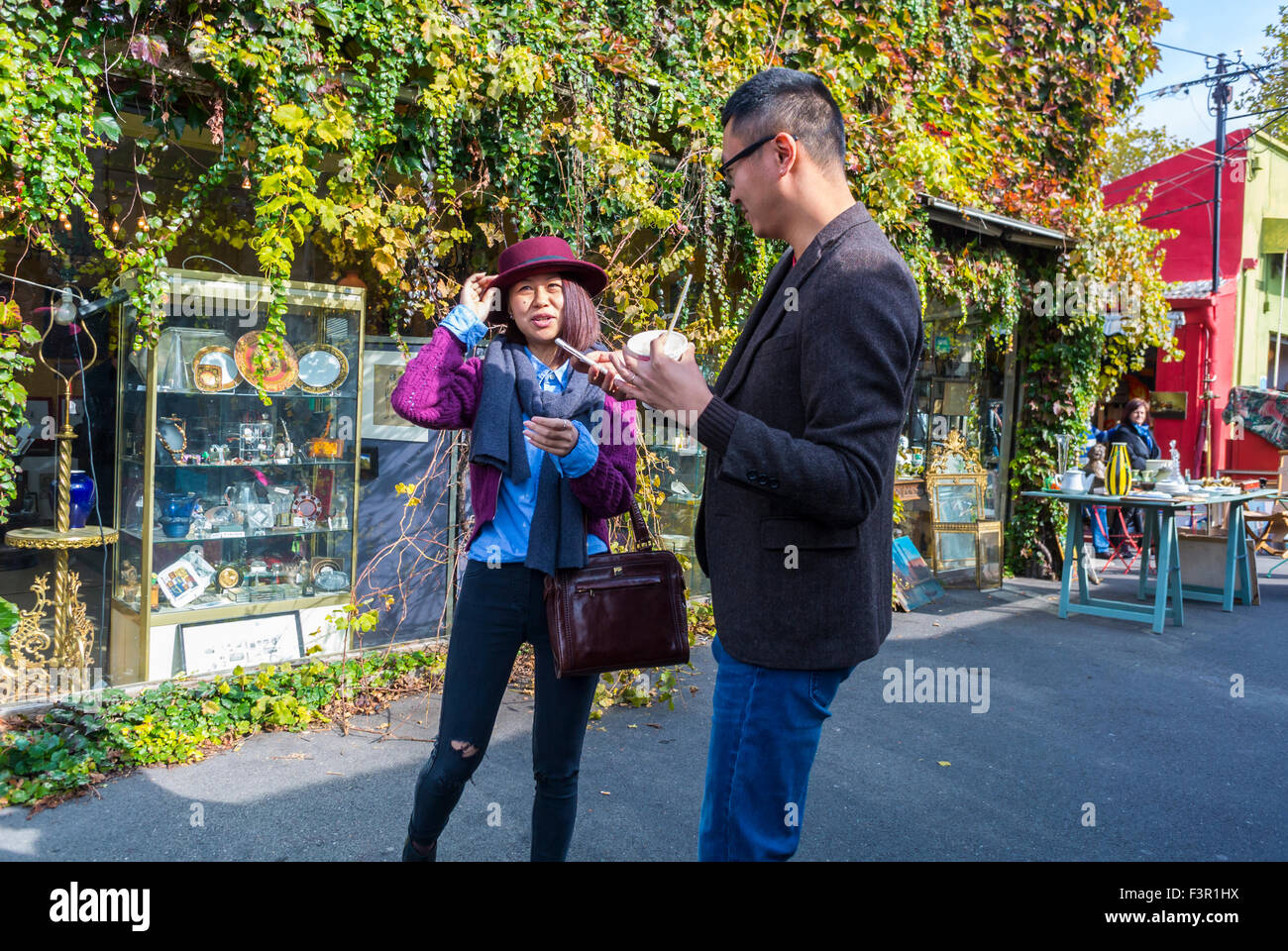 Parigi, Francia, coppia cinese turisti che parlano, Shopping nel mercato delle pulci francese, 'les Puces de Paris Saint Ouen', Porte de Clignancourt, Antiques, aiutare turistico francia Foto Stock