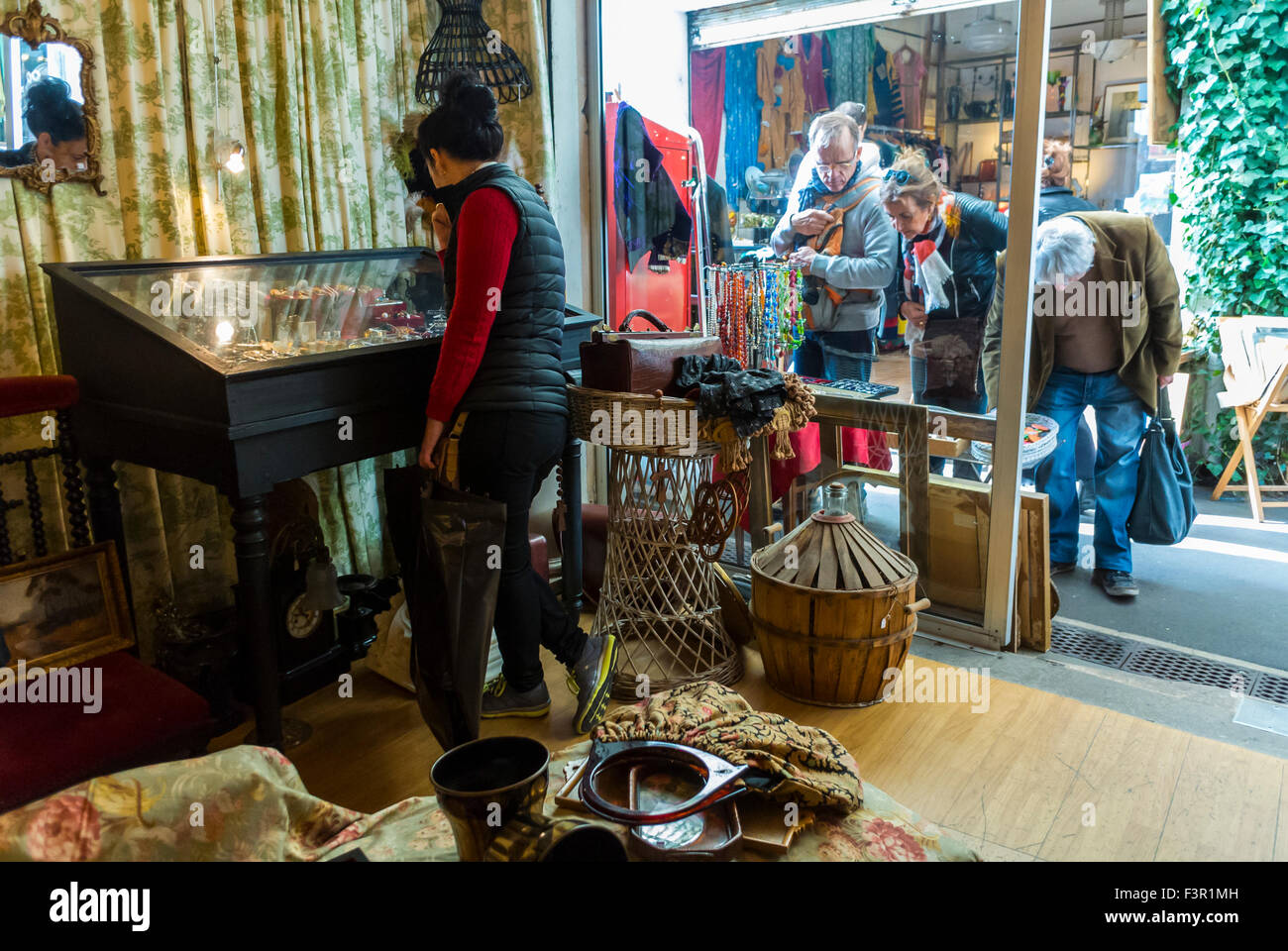 Parigi, Francia, turisti cinesi Shopping al mercato delle pulci francese, "les Puces de Paris Saint Ouen", porte de Clignancourt, antiquariato, curiosando nel negozio d'epoca Foto Stock