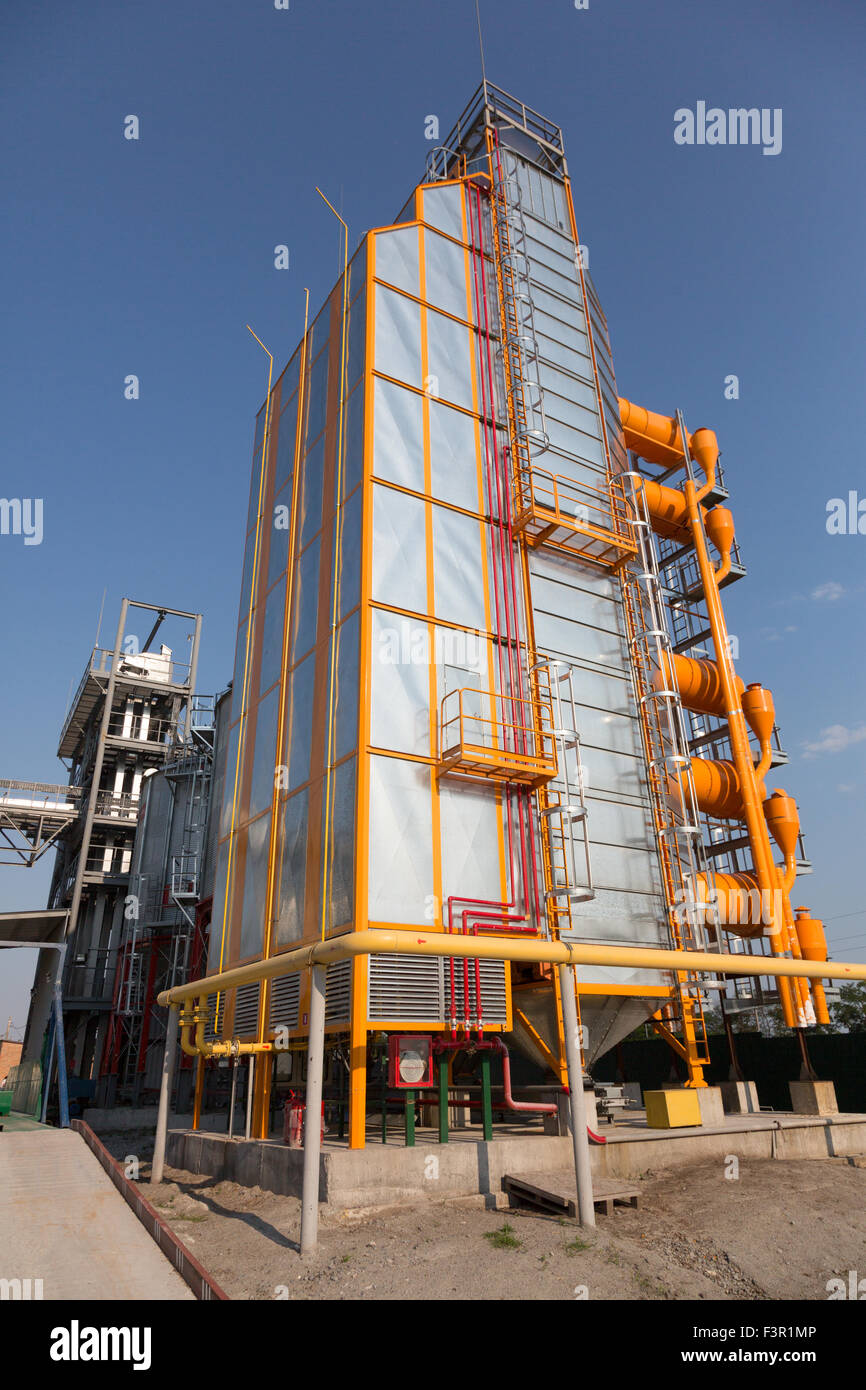 Grano metallico costruzione di essiccazione come una parte di ascensore in zona agricola Foto Stock